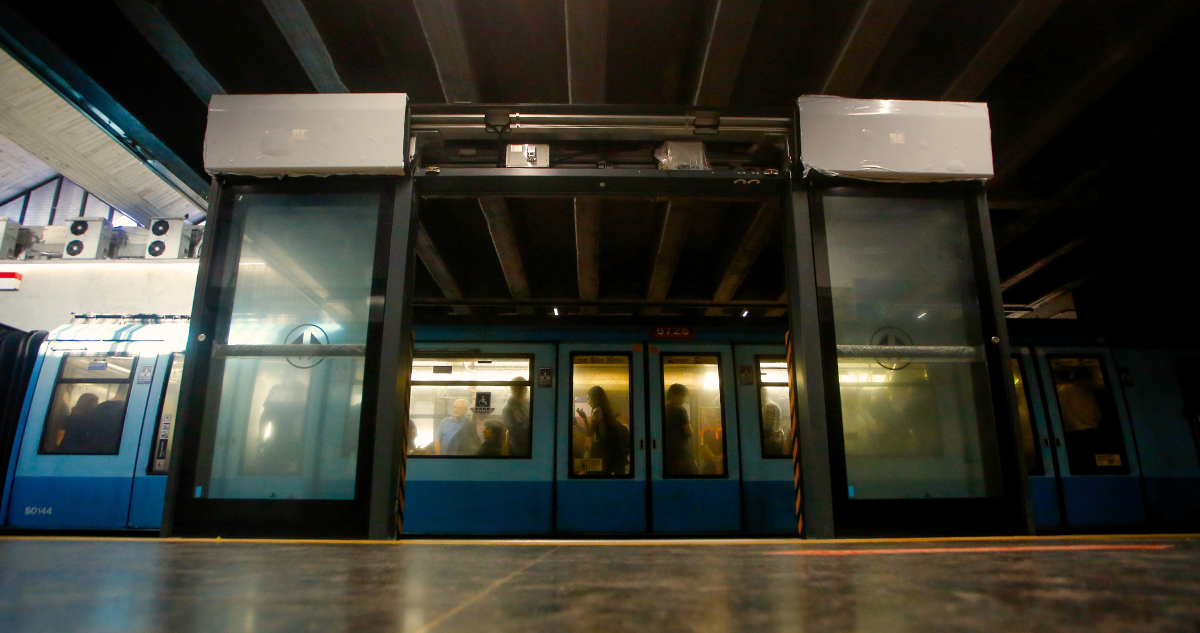 https://media.biobiochile.cl/wp-content/uploads/2025/12/linea-1-metro-puertas-anden.png