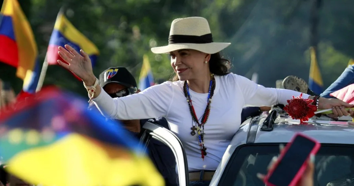 Machado salió en barco de Venezuela para intentar recibir su premio Nobel de la Paz en Oslo, según WSJ