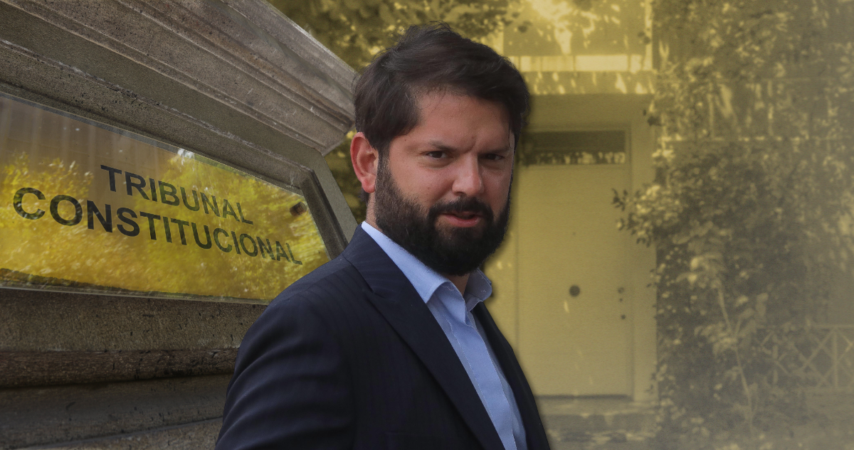 Gabriel Boric con placa del Tribunal Constitucional y casa de Allende detrás.