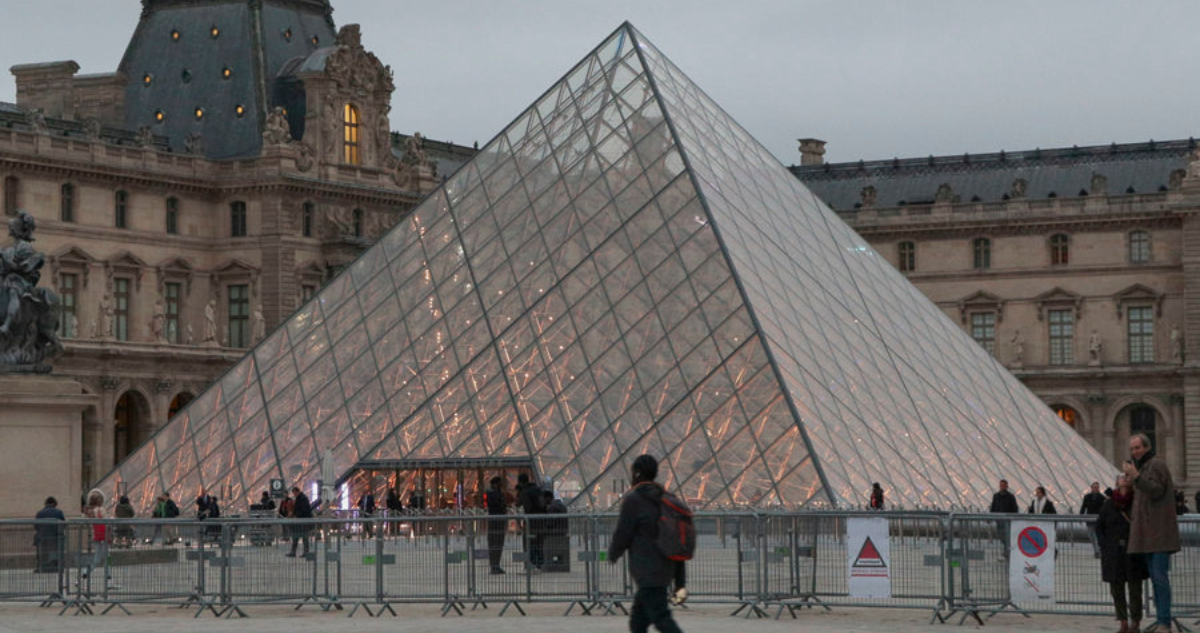 Más problemas para el Louvre cerca de 400 obras y documentos históricos dañados por agua sucia