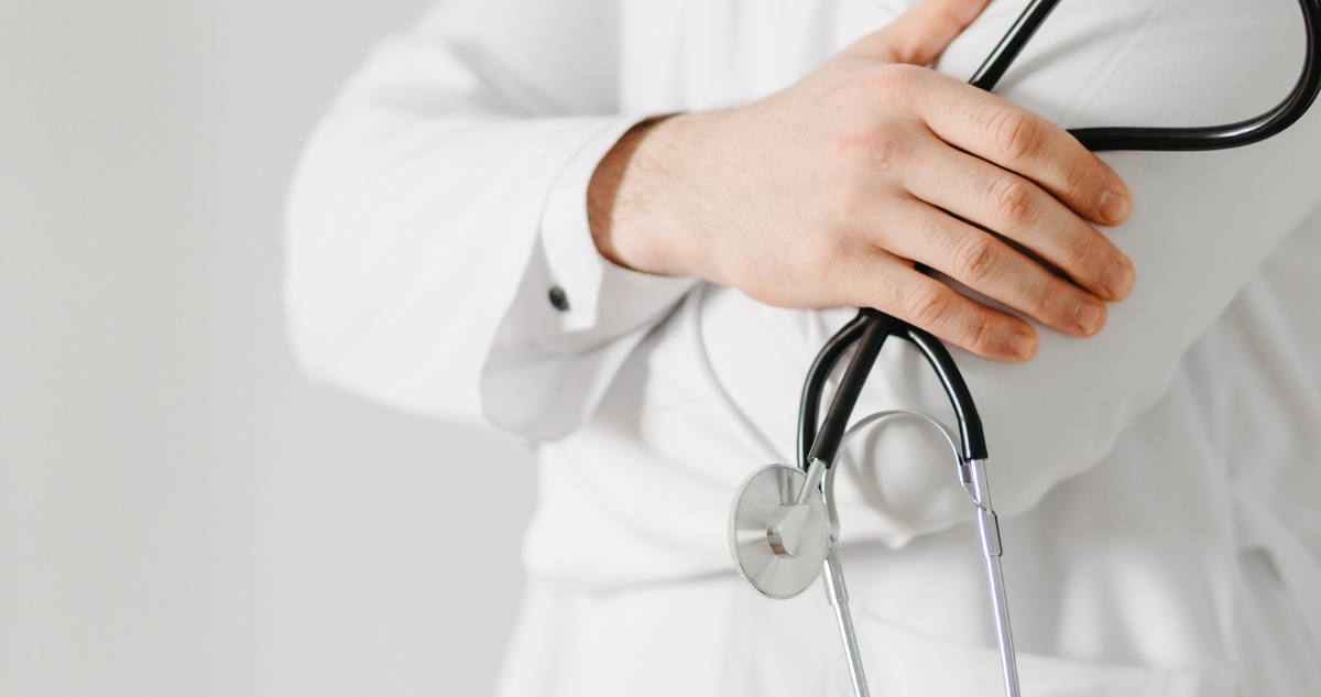 Detienen a médicos que emitieron licencias a funcionarios públicos que viajaron al extranjero