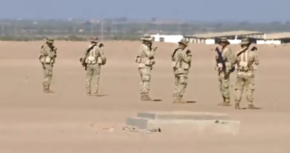 Militares peruanos patrullan en la frontera con Chile