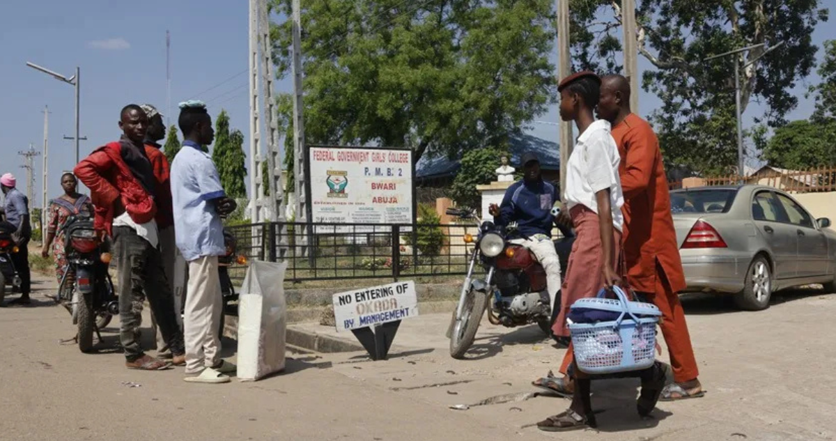 Padres afuera del Colegio Federal de Niñas Bwari en Abuja, Nigeria