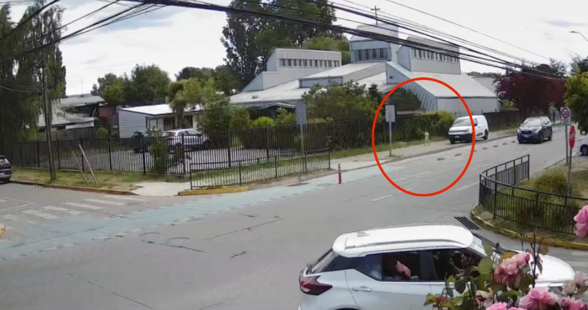 Niña deambulando por la calle tras salir sin supervisión de jardín infantil