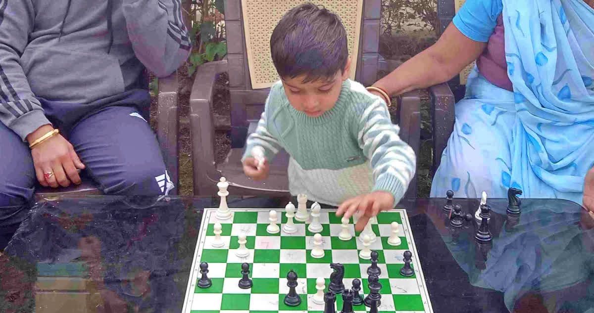 Sarwagya Singh Kushwaha, el niño prodigio de tres años y ajedrecista con clasificación FIDE profesional