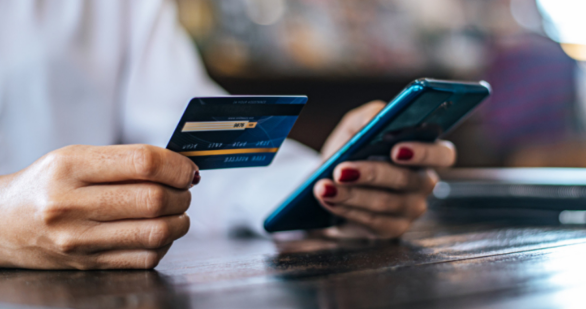 Persona pagando con tarjeta