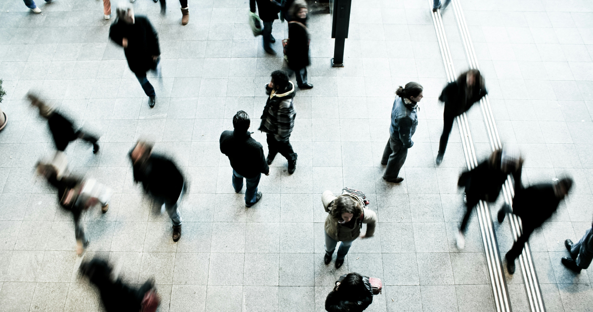 Foto de contexto de personas caminando