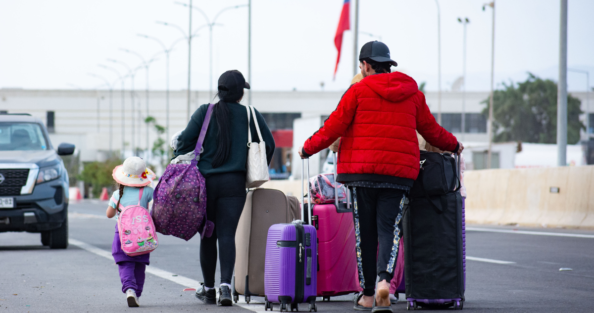 Familia de migrantes con maletas