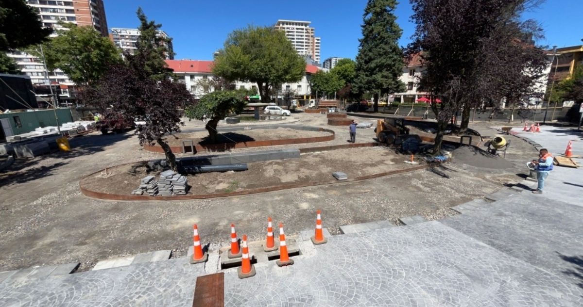 https://media.biobiochile.cl/wp-content/uploads/2025/12/obras-mejoramiento-plaza-peru-concepcion.jpg