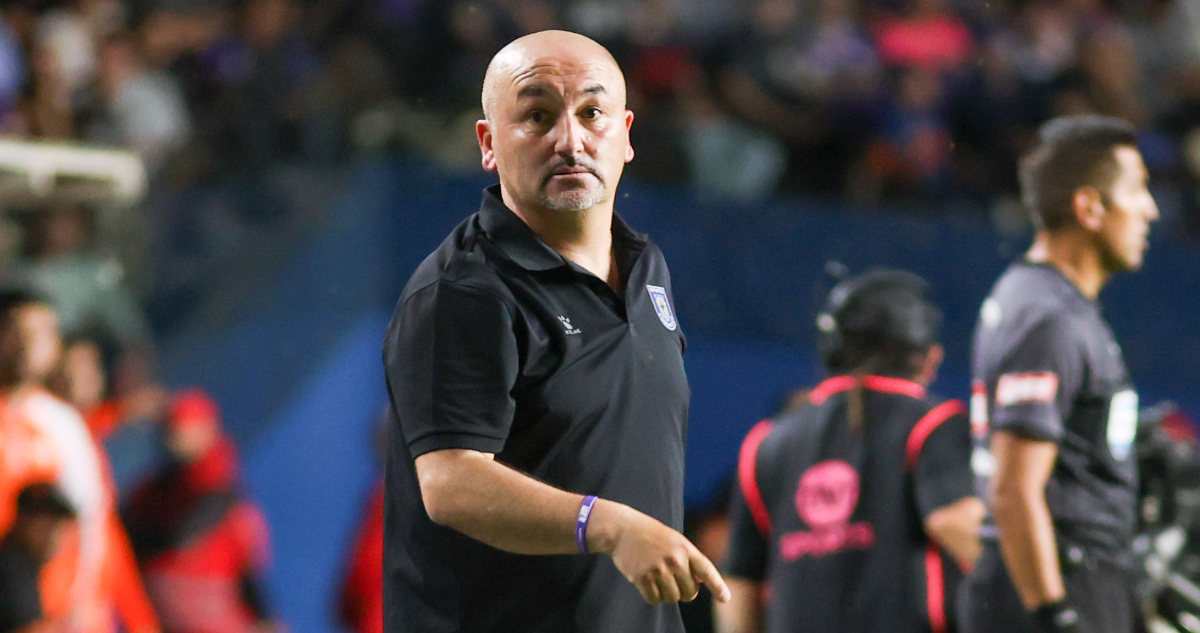 Patricio Almendra dirigiendo a Deportes Concepción ante Cobreloa en Primera B
