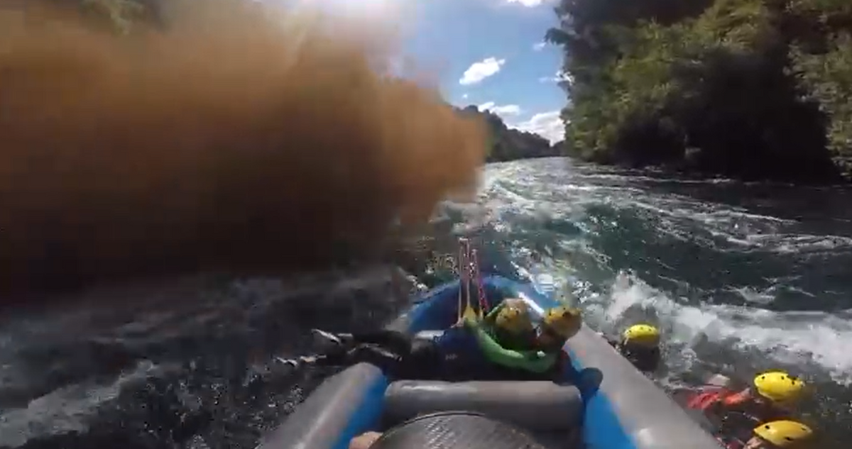 “Pensaron que se iban a morir”: captan masiva caída de tierra al río Bueno durante rafting familiar
