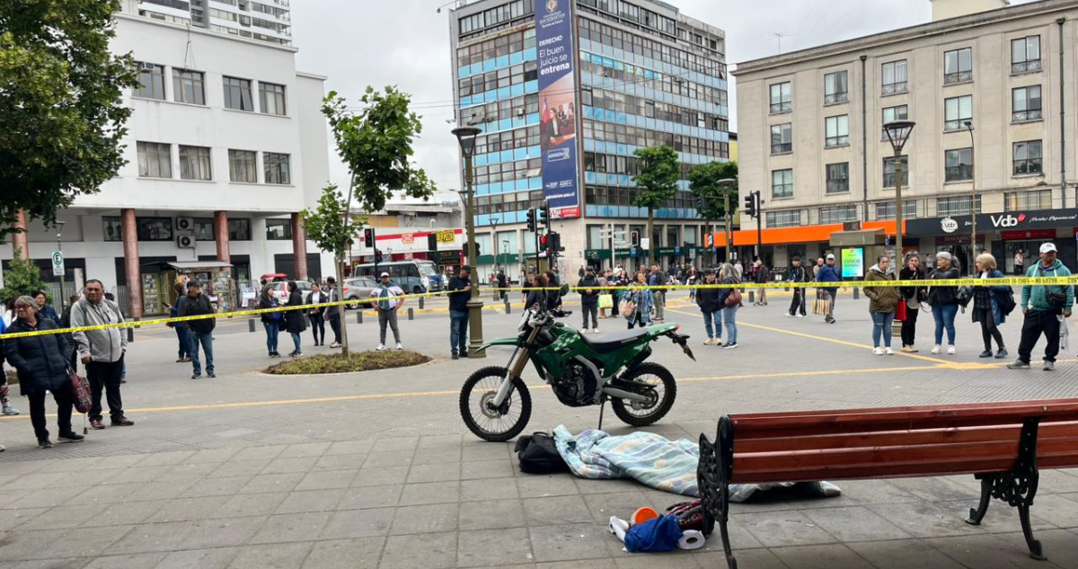 https://media.biobiochile.cl/wp-content/uploads/2025/12/persona-en-situacion-de-calle-muere-en-plaza-de-la-independencia-de-concepcion.png
