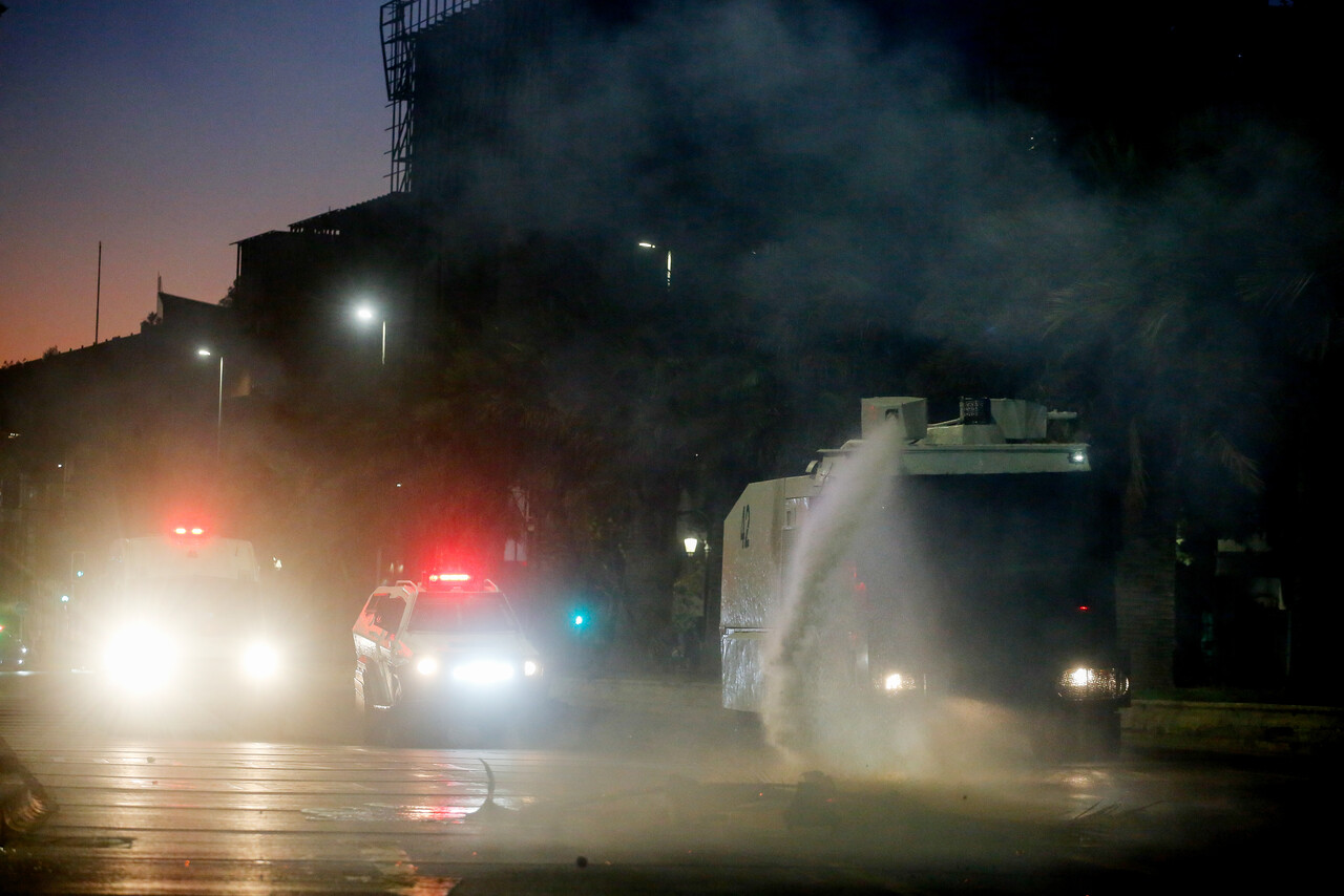 Amplio operativo policial en Plaza Baquedano por tensiones tras triunfo de Kast: hay un detenido