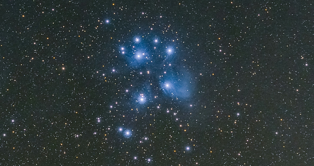 Cómo ver la conjunción de la Luna y las Pléyades este miércoles