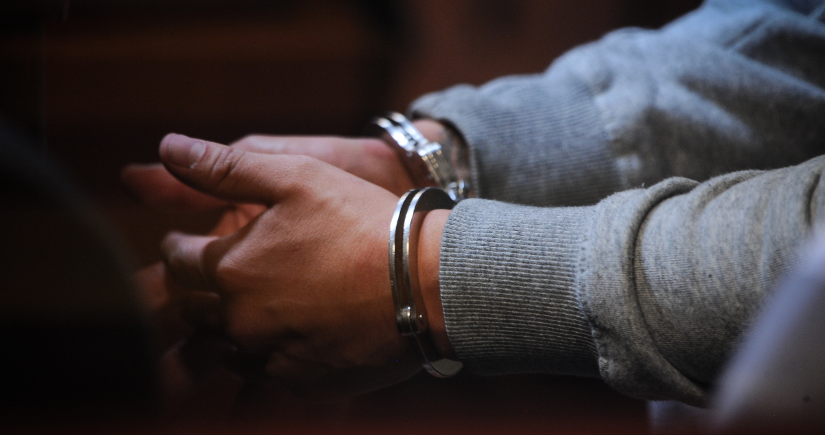 Foto de contexto de hombre esposado