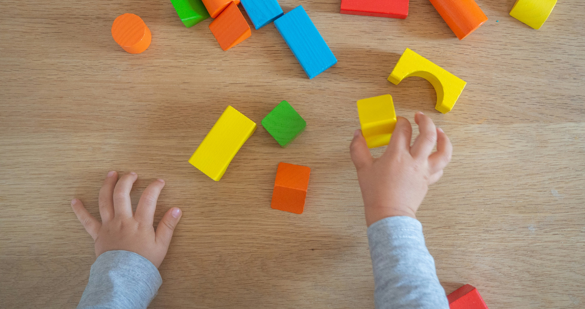 Foto de contexto de niño jugando con piezas de madera