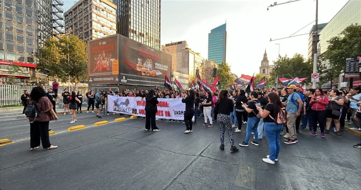 Miembros del movimiento Ukamau cortan el tránsito de la Alameda en Santiago
