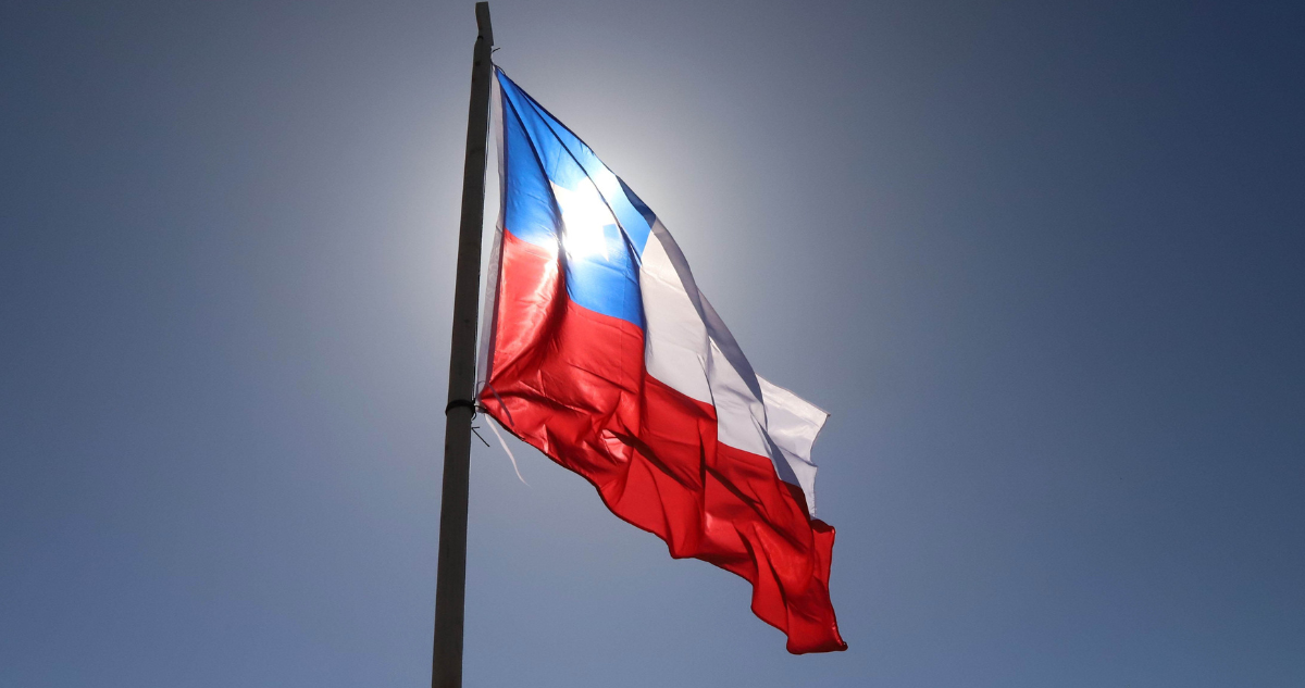 Bandera de Chile iluminada por el sol. Para columna sobre recomponer la política exterior.