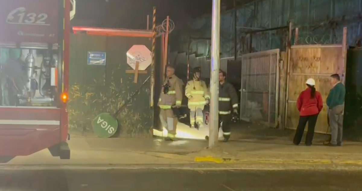 Rescatan a guardia de seguridad que cayó a pozo de 6 metros en construcción del Hospital del Salvador