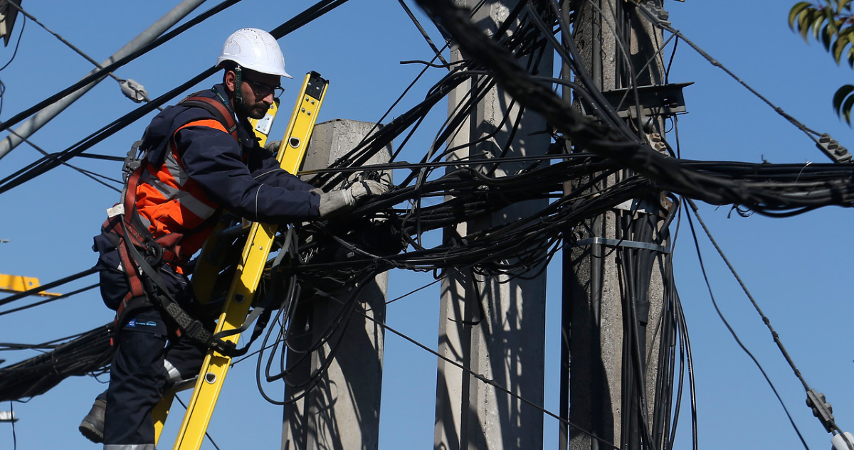 Retiran más de 15 kilómetros de cables en desuso en la ciudad de Los Ángeles