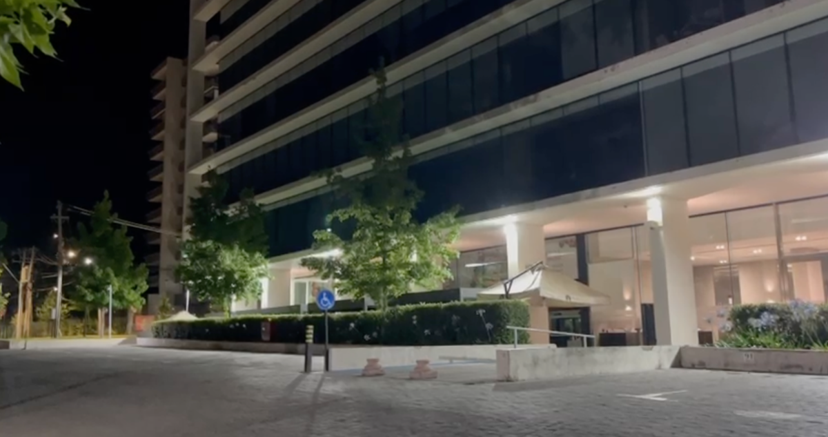 Ladrones simulan ser guardias municipales para cometer millonario robo contra joyería en Lo Barnechea