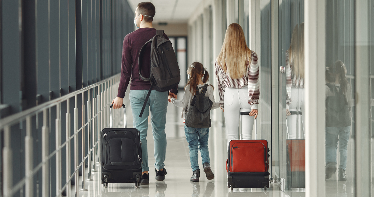 Salir de Chile con niños: revisa permisos necesarios y qué hacer si uno de los padres se opone