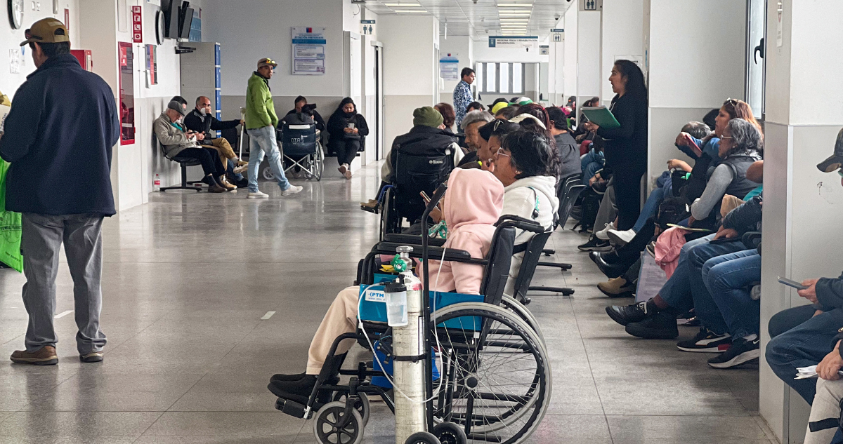 Personas en sala de espera de hospital