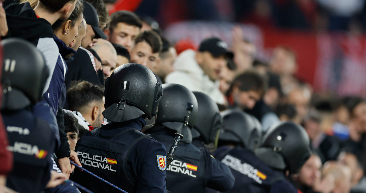 Castigan al Sevilla por hinchas que lanzaron proyectiles ante el Betis: incluye millonaria multa