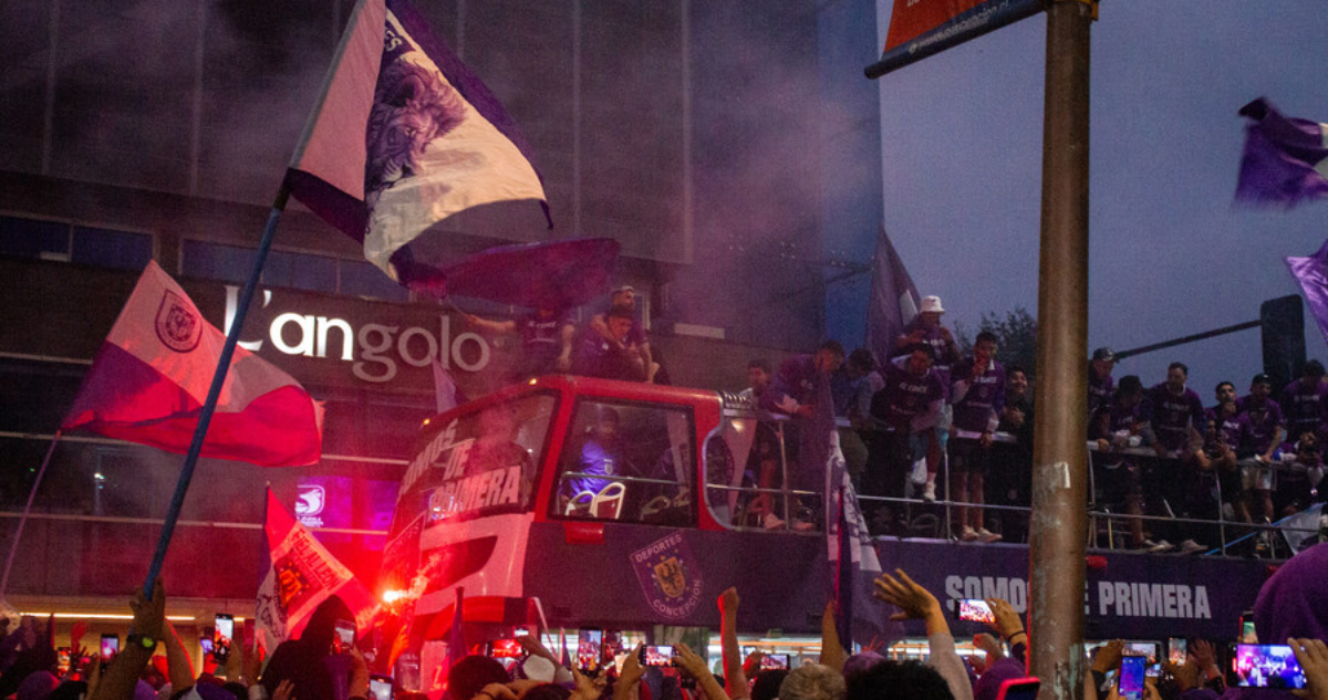 VIDEO | Plantel de Concepción celebró a lo ’rockstar’ su regreso al Biobío tras lograr el ascenso