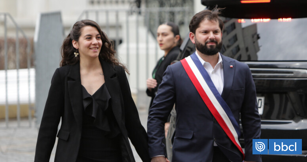 Presidente Boric sorprende al acompañar a su pareja a votar y anuncia que se dirige a La Moneda