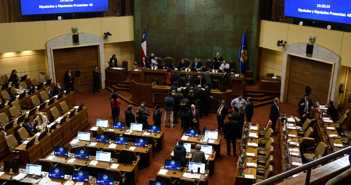 Sondeo revela que 8 de cada 10 chilenos no cree que los políticos entiendan los problemas de la gente