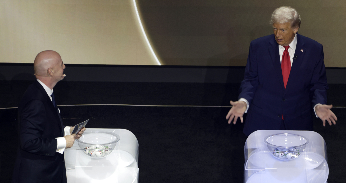En sorteo del Mundial 2026: Trump bromea que “tenemos que encontrar otro nombre” al fútbol americano