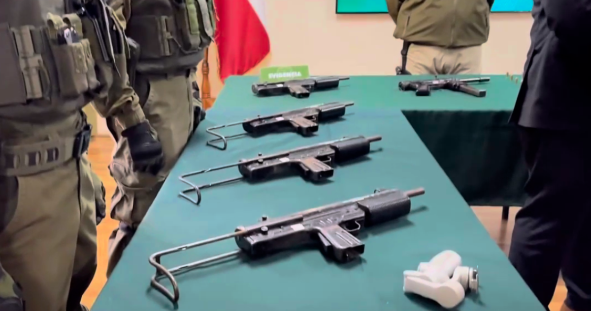 Detienen a hombre que llevaba en su maleta 5 subametralladoras argentinas, cargadores y municiones