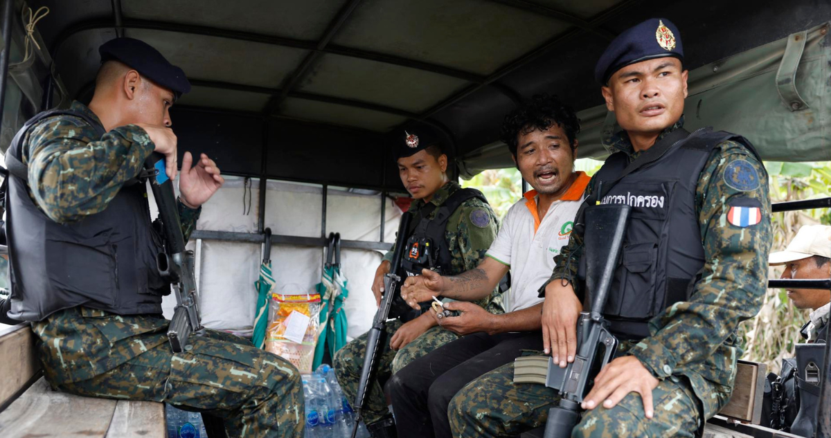 Un supuesto espía camboyano es arrestado por soldados tailandeses durante enfrentamientos con tropas camboyanas en Tailandia