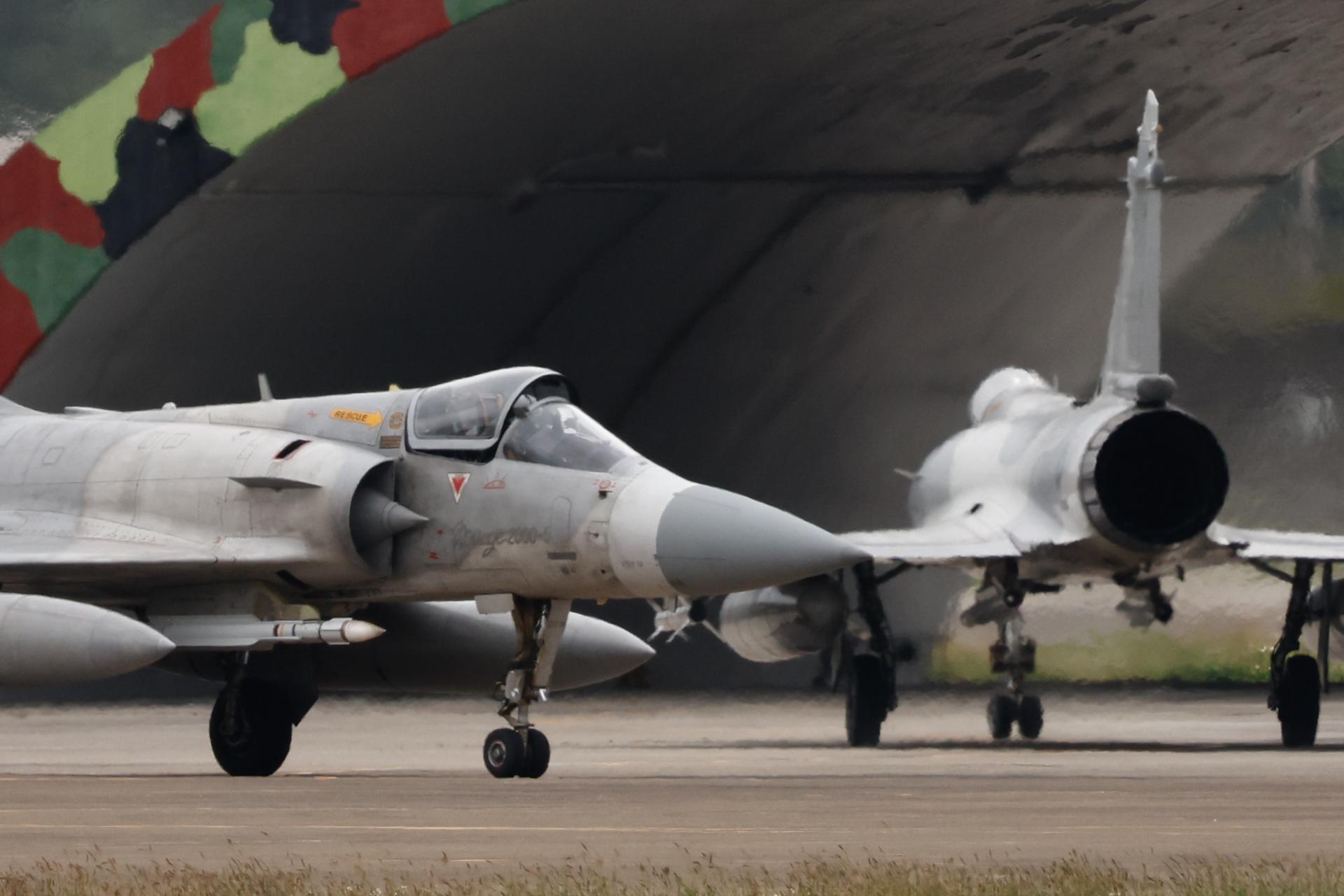 Aviones de combate taiwaneses Air Force Mirage 2000 después de regresar de una misión en una base en Hsinchu, Taiwán