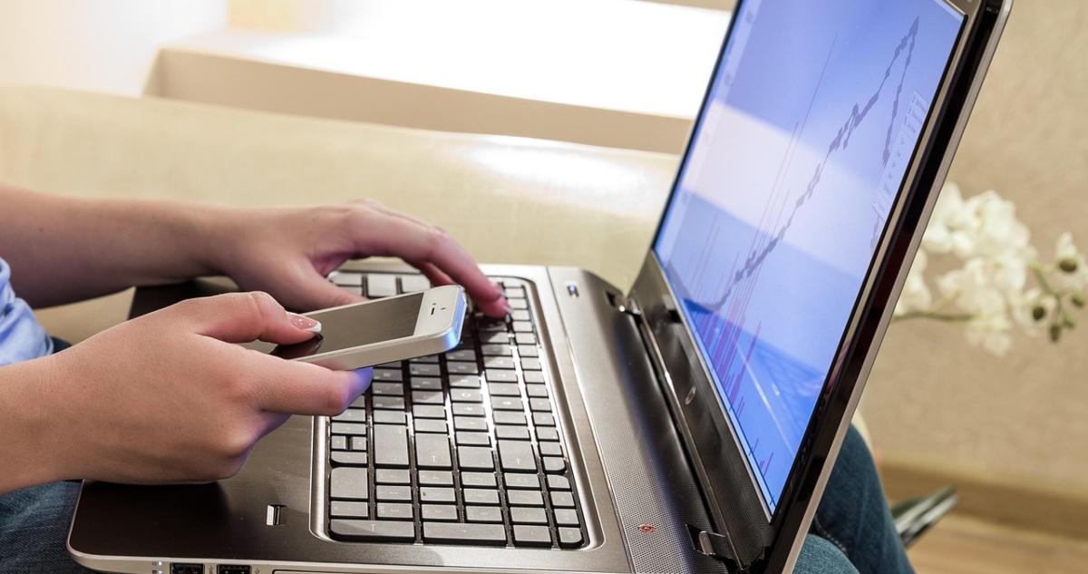 "Se permite que sea sobre el 20%...": abogado desdramatiza teletrabajo en subsecretarías y Presidencia