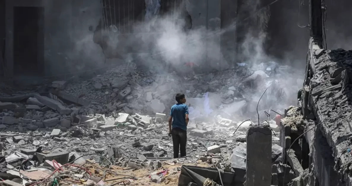 Niño en zona bombardeada de Gaza