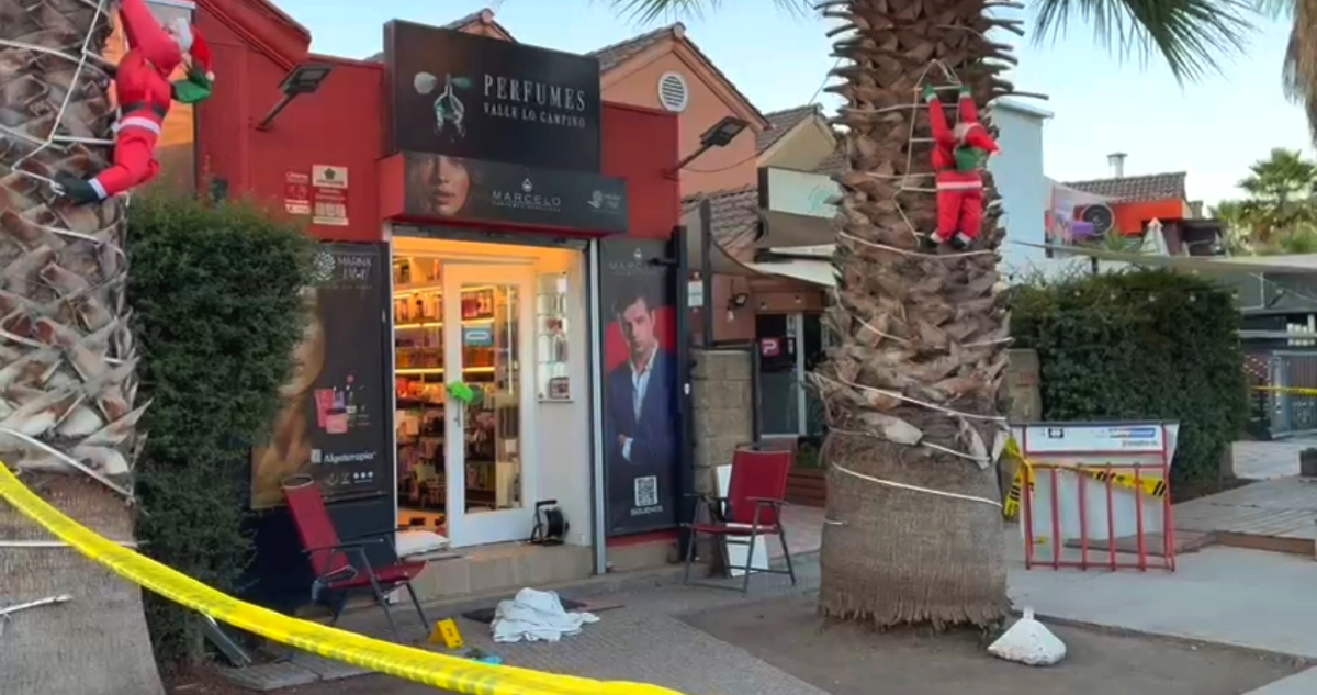 Tiroteo y caos en Quilicura: banda de encapuchados armados asalta perfumería y deja dos heridos