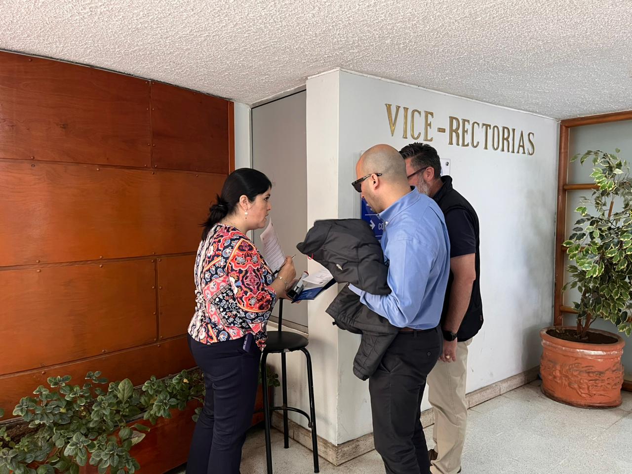 Trabajadora recibiendo carta de manifestantes 