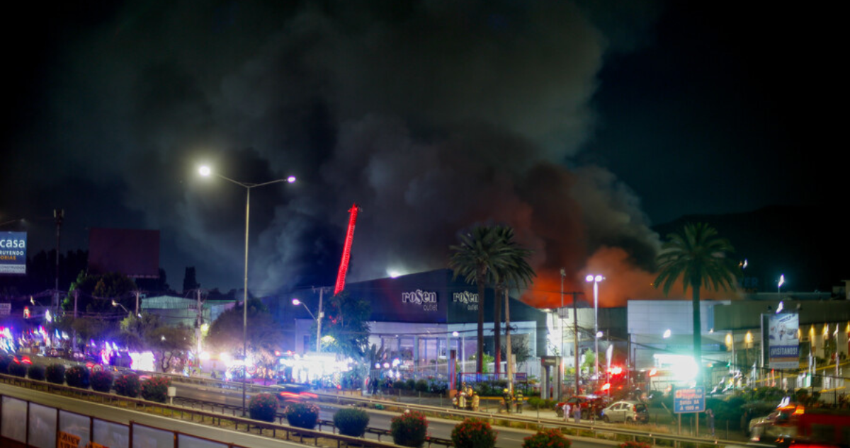 Incendio a un costado del Mall Plaza Norte