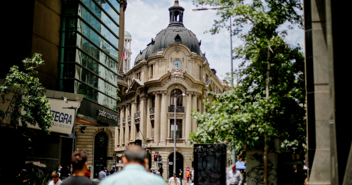 Tras la baja de tasas en EEUU: Bolsa de Santiago toma vuelo y marca máximo sobre los 10.300 puntos