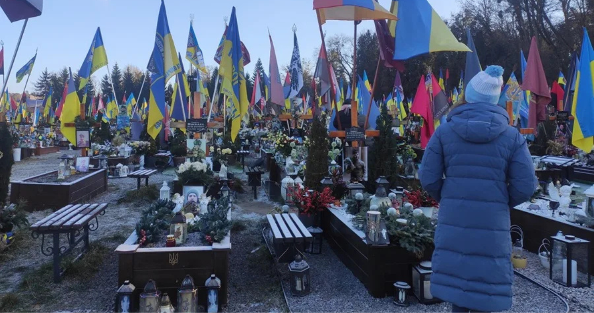 Homenaje a los fallecidos en la guerra contra Rusia en el cementerio de Leópolis, Ucrania