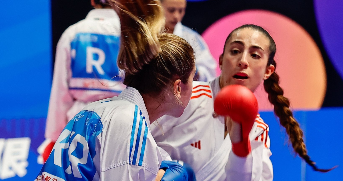 Valentina Toro peleando en campeonato de Karate