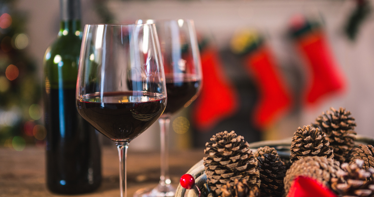 Los mejores vinos para tus cenas de Navidad y Año Nuevo, según experta: revisa cepas y temperaturas