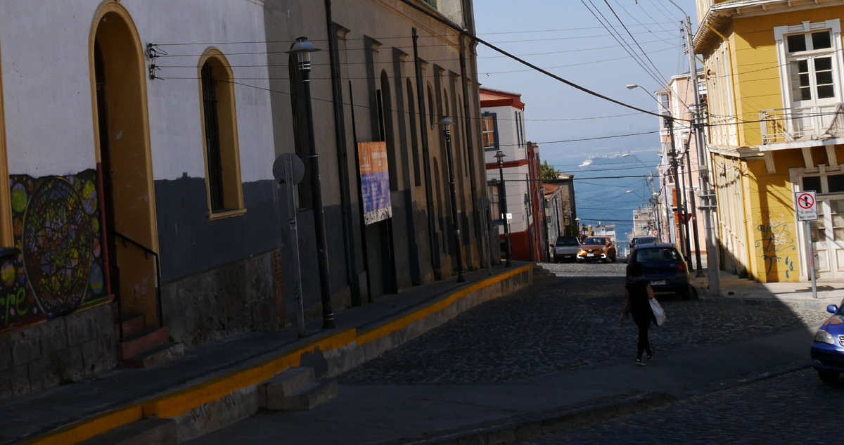 Turista española arrastrada por delincuentes para robarle su celular