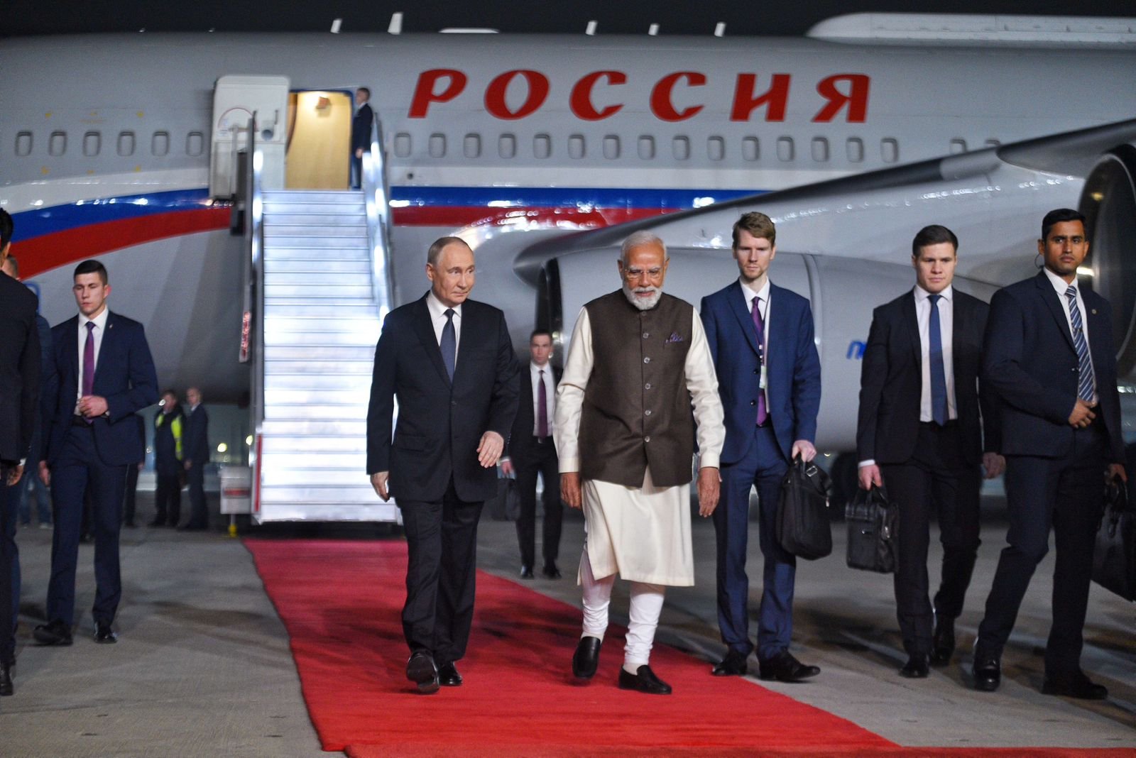 Vladimir Putin siendo recibido por Narendra Modi en Nueva Delhi