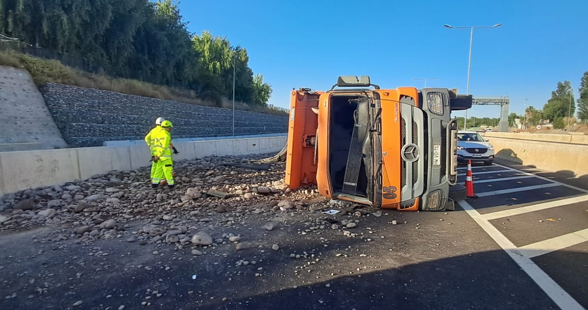 Camión con piedras se vuelca en la autopista Acceso Sur y bloquea parcialmente la ruta