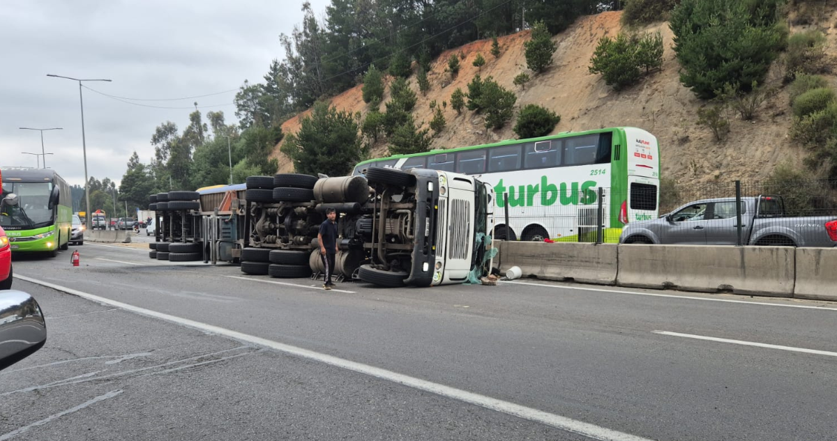 Camión termina volcado en plena Ruta 68 en dirección a Santiago: provocó daños en barrera New Jersey