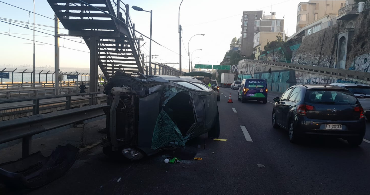 Automóvil terminó volcado: una persona lesionada deja accidente en Viña del Mar