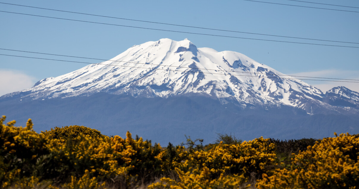 Bomberos trabaja en rescate de mujer que sufrió fractura desde los faldeos del volcán Calbuco